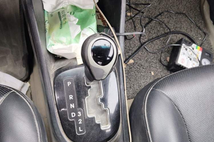 Used Kia K2 2012 Hatchback 1.6L AT Premium Gear Lever