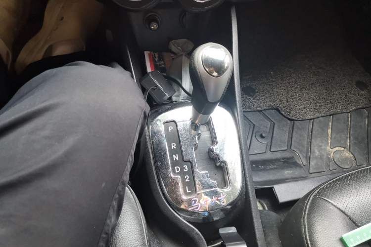 Used Kia K2 2012 Hatchback 1.6L AT Premium Gear Lever