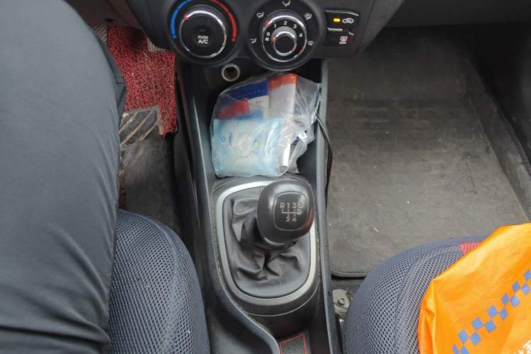 Used Kia K2 2012 Sedan 1.4L MT GLS Commemorative Edition Gear Lever