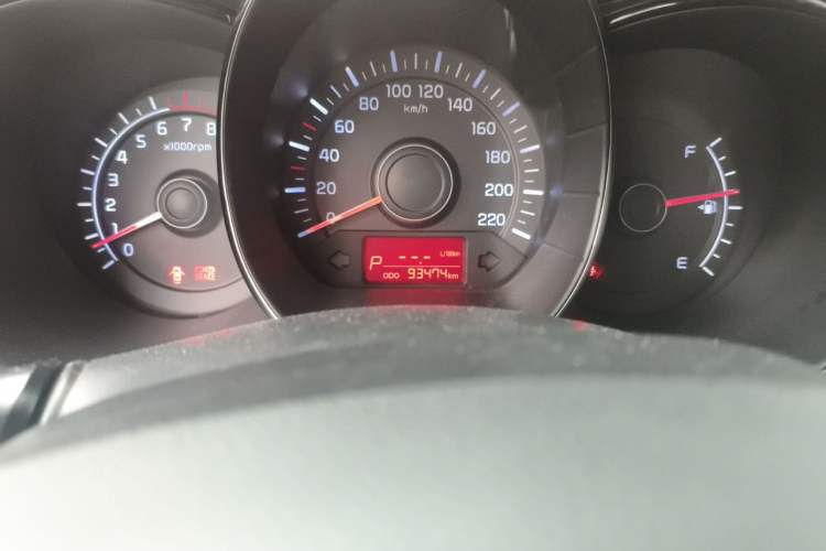 Used Kia K2 2012 Hatchback 1.4L AT GLS Odometer Close Up