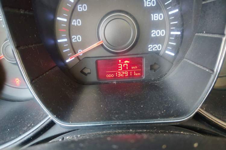 Used Kia K2 2012 Sedan 1.4L MT GLS Commemorative Edition Odometer Close Up