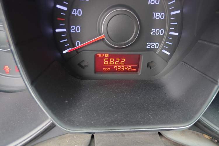 Used Kia K2 2012 Sedan 1.4L MT GLS Commemorative Edition Odometer Close Up