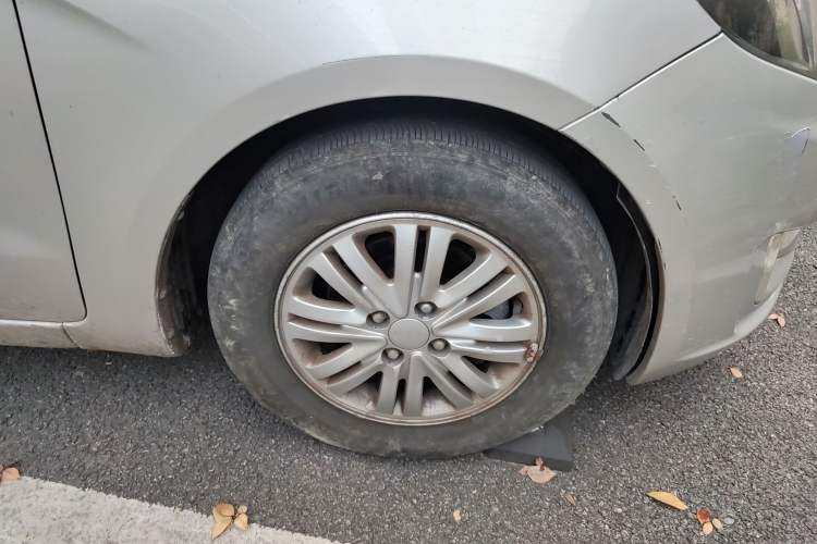Used Kia K2 2012 Sedan 1.4L Automatic GLS Commemorative Edition Right Front Wheel Hub