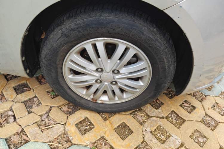 Used Kia K2 2012 Sedan 1.4L Automatic GLS Commemorative Edition Right Front Wheel Hub