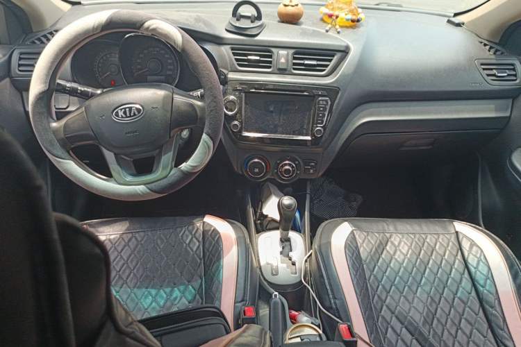 Used Kia K2 2012 Hatchback 1.4L AT GLS Center Console