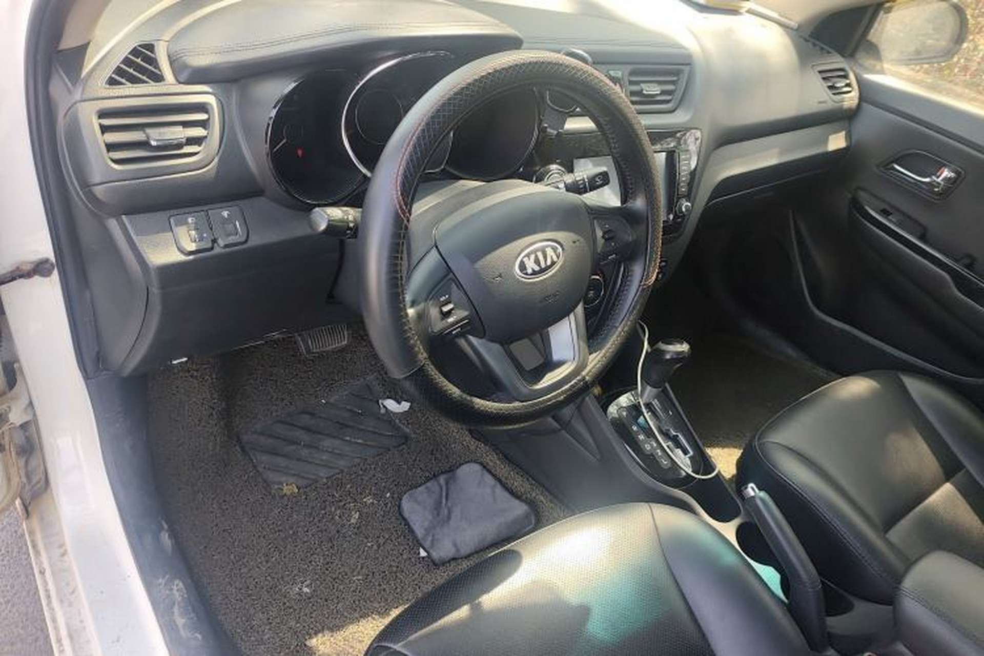 Used Kia K2 2012 Sedan 1.6L Automatic Transmission Premium Commemorative Edition Center Console