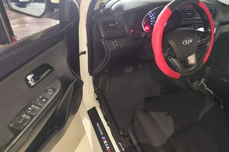 Used Kia K2 2012 Hatchback 1.4L AT GLS Commemorative Edition Driver Seat