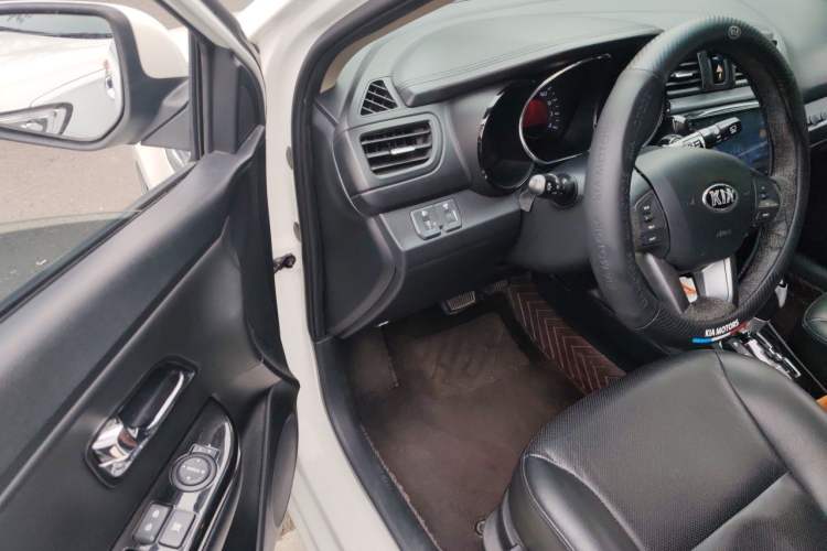 Used Kia K2 2012 Hatchback 1.6L AT Premium Commemorative Edition Driver Seat