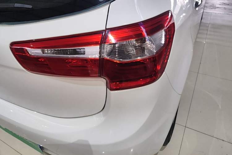 Used Kia K2 2012 Hatchback 1.4L AT GLS Commemorative Edition Exterior 3
