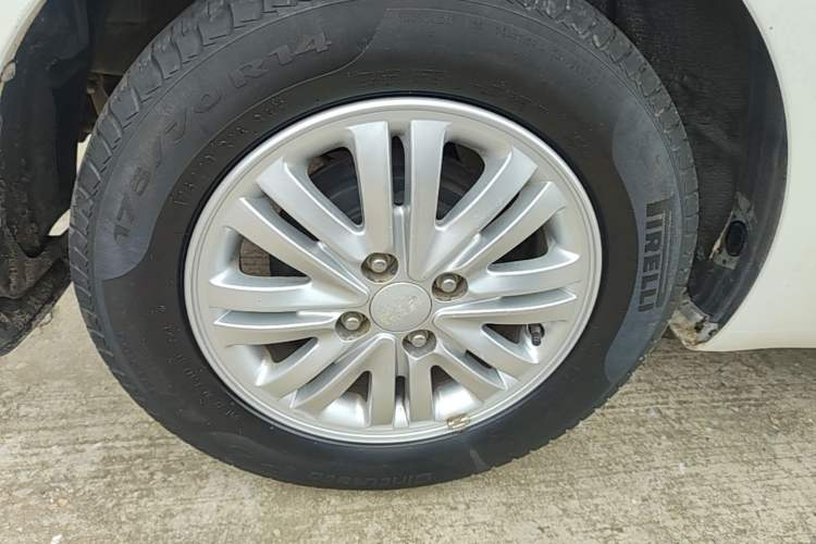 Used Kia K2 2012 Hatchback 1.4L MT Cool Edition Commemorative Model Exterior 5