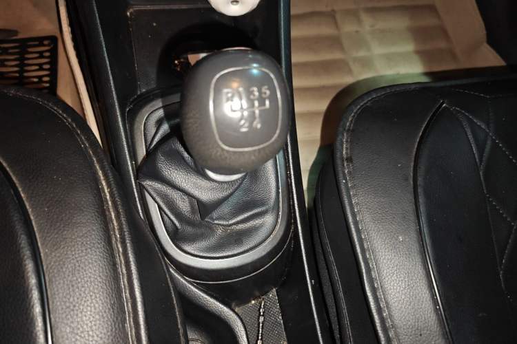 Used Kia K2 2012 Sedan 1.4L MT GLS Commemorative Edition Gear Lever