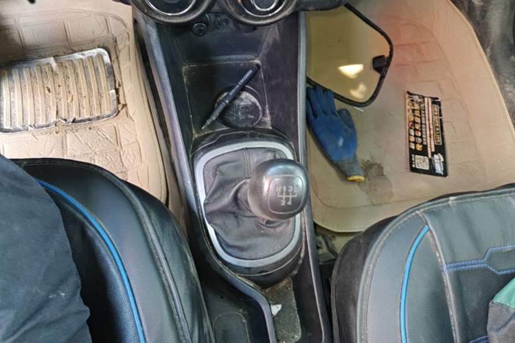 Used Kia K2 2012 Sedan 1.4L MT GLS Commemorative Edition Gear Lever