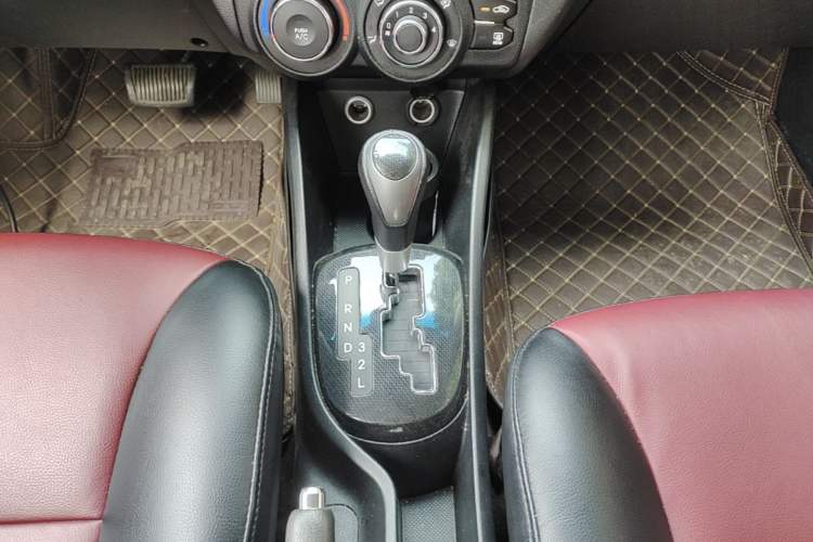 Used Kia K2 2012 Hatchback 1.4L Automatic Cool Edition Gear Lever