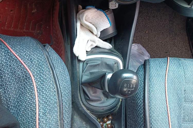 Used Kia K2 2012 Sedan 1.4L MT GLS Commemorative Edition Gear Lever