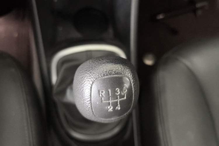 Used Kia K2 2012 Sedan 1.4L MT GLS Commemorative Edition Gear Lever