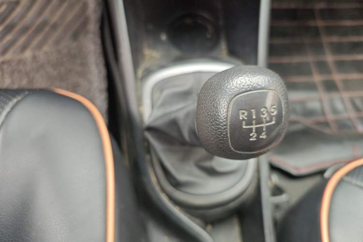 Used Kia K2 2012 Sedan 1.4L MT GLS Commemorative Edition Gear Lever