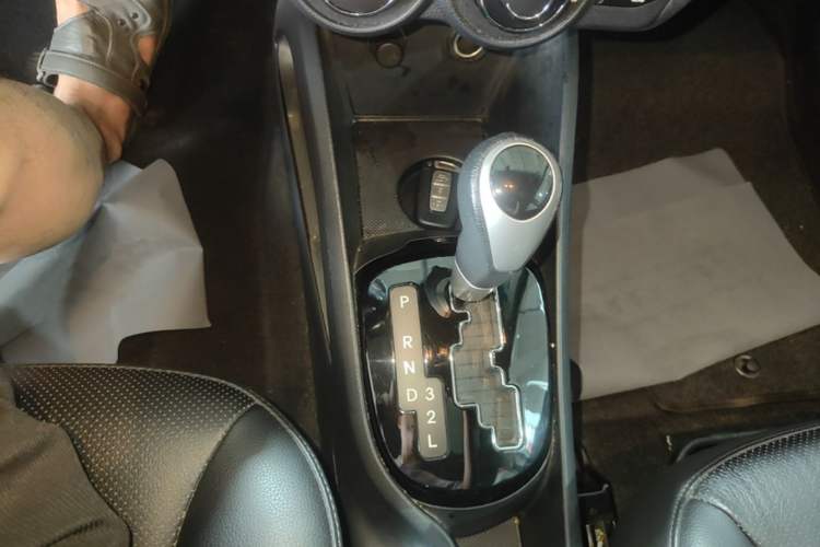 Used Kia K2 2012 Hatchback 1.6L AT Premium Gear Lever