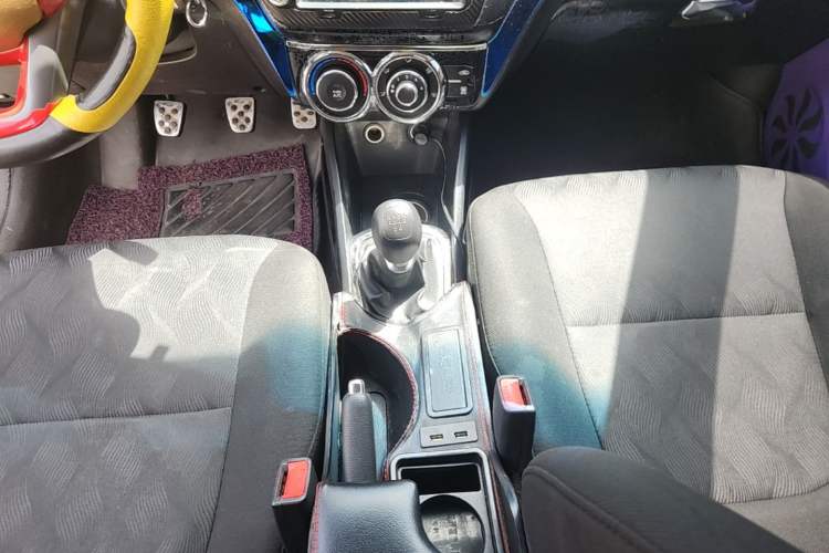 Used Kia K2 2012 Sedan 1.4L MT GLS Commemorative Edition Gear Lever
