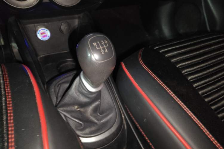Used Kia K2 2012 Sedan 1.4L MT GLS Commemorative Edition Gear Lever