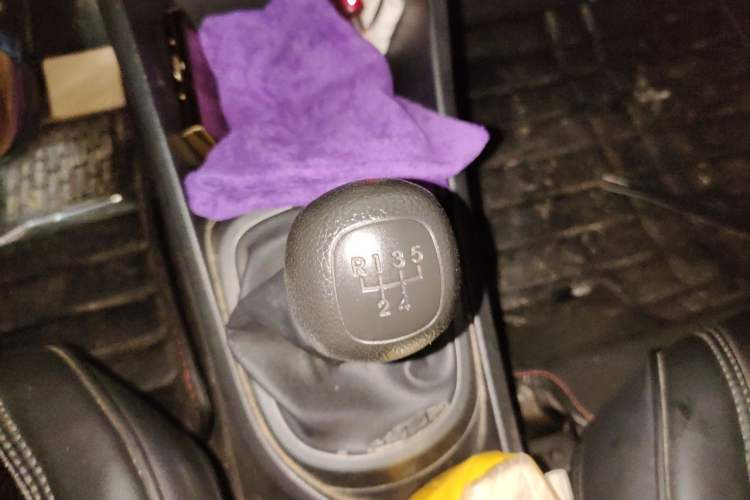 Used Kia K2 2012 Sedan 1.4L MT GLS Commemorative Edition Gear Lever