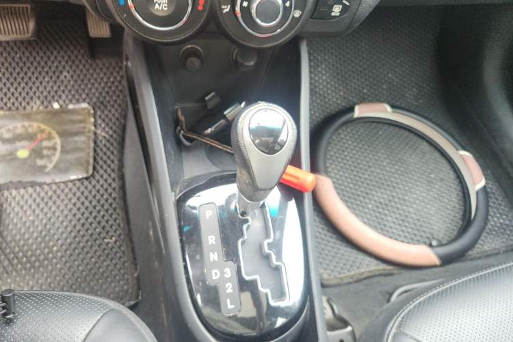 Used Kia K2 2012 Sedan 1.6L AT Premium ECO Gear Lever