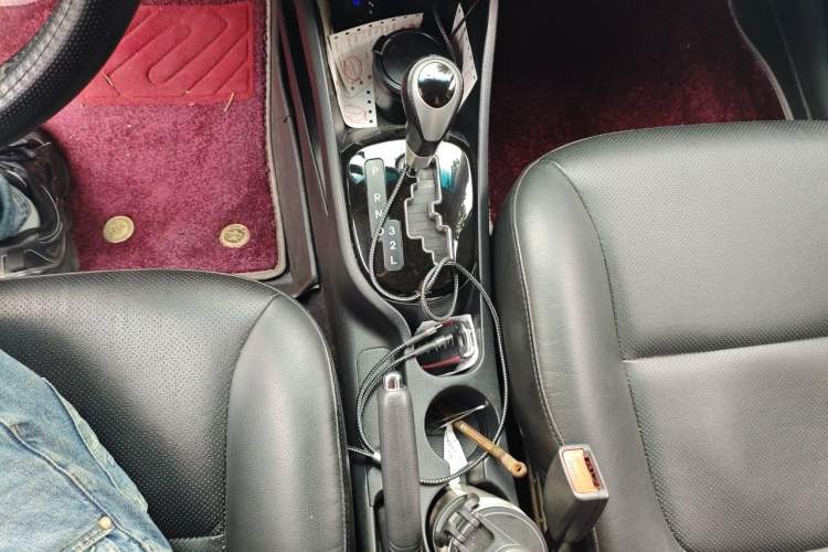 Used Kia K2 2012 Hatchback 1.6L AT Premium Commemorative Edition Gear Lever