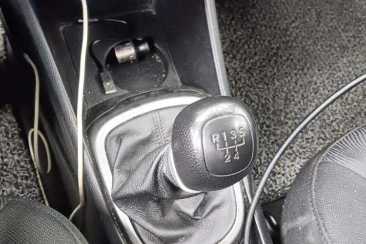 Used Kia K2 2012 Sedan 1.4L MT GLS Commemorative Edition Gear Lever