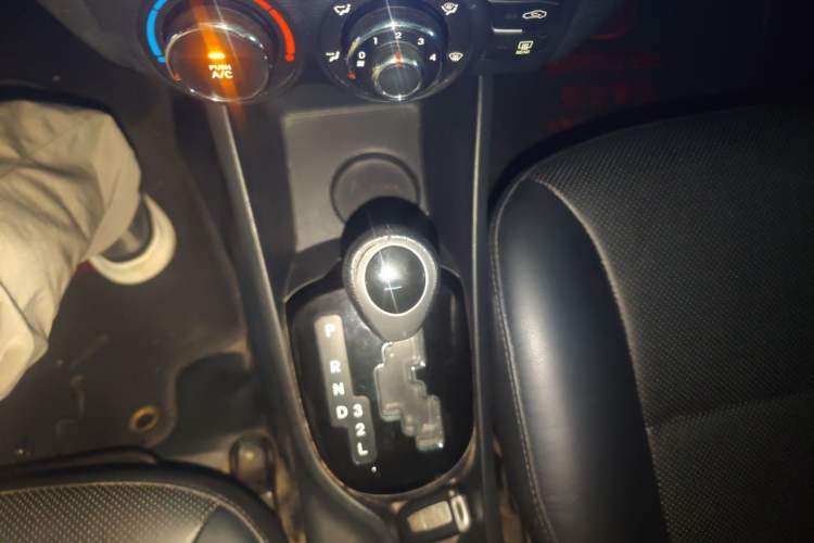 Used Kia K2 2012 Sedan 1.6L Automatic Transmission Premium ECO Commemorative Edition Gear Lever