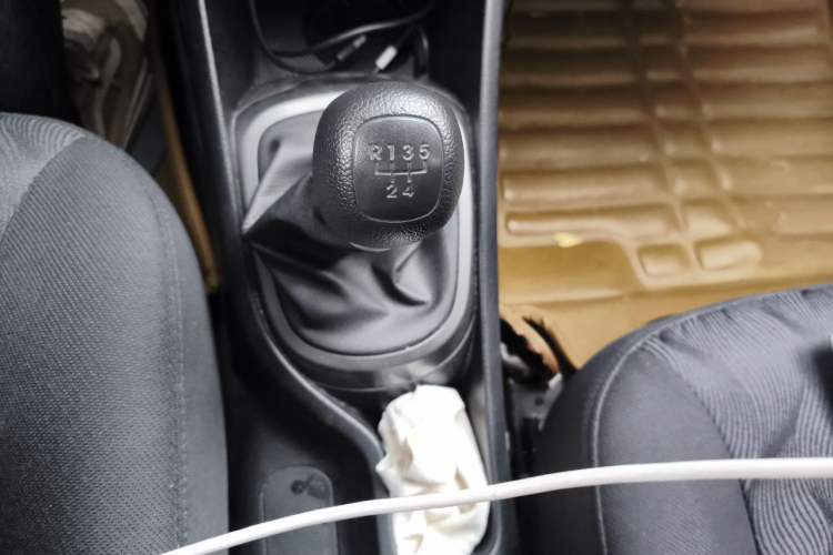 Used Kia K2 2012 Sedan 1.4L MT GLS Commemorative Edition Gear Lever