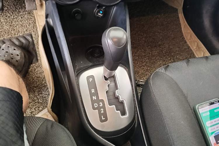 Used Kia K2 2012 Sedan 1.4L Automatic GLS Commemorative Edition Gear Lever