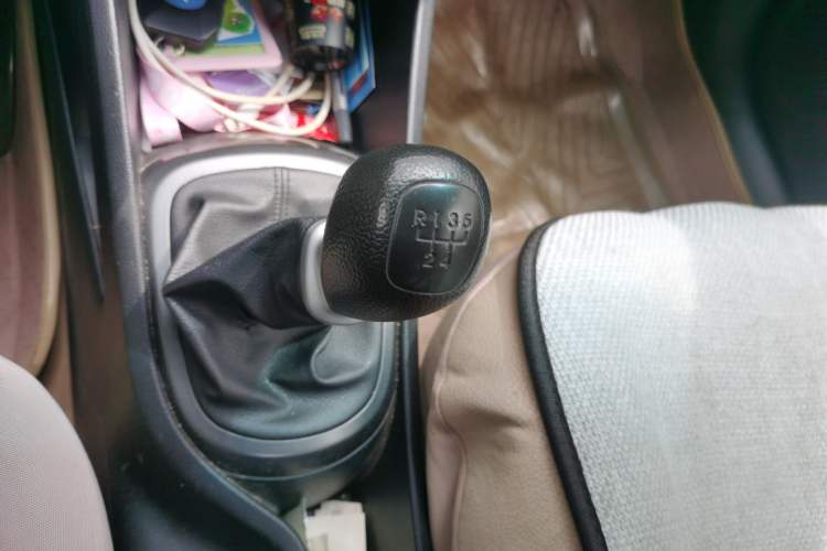 Used Kia K2 2012 Sedan 1.4L MT GLS Commemorative Edition Gear Lever