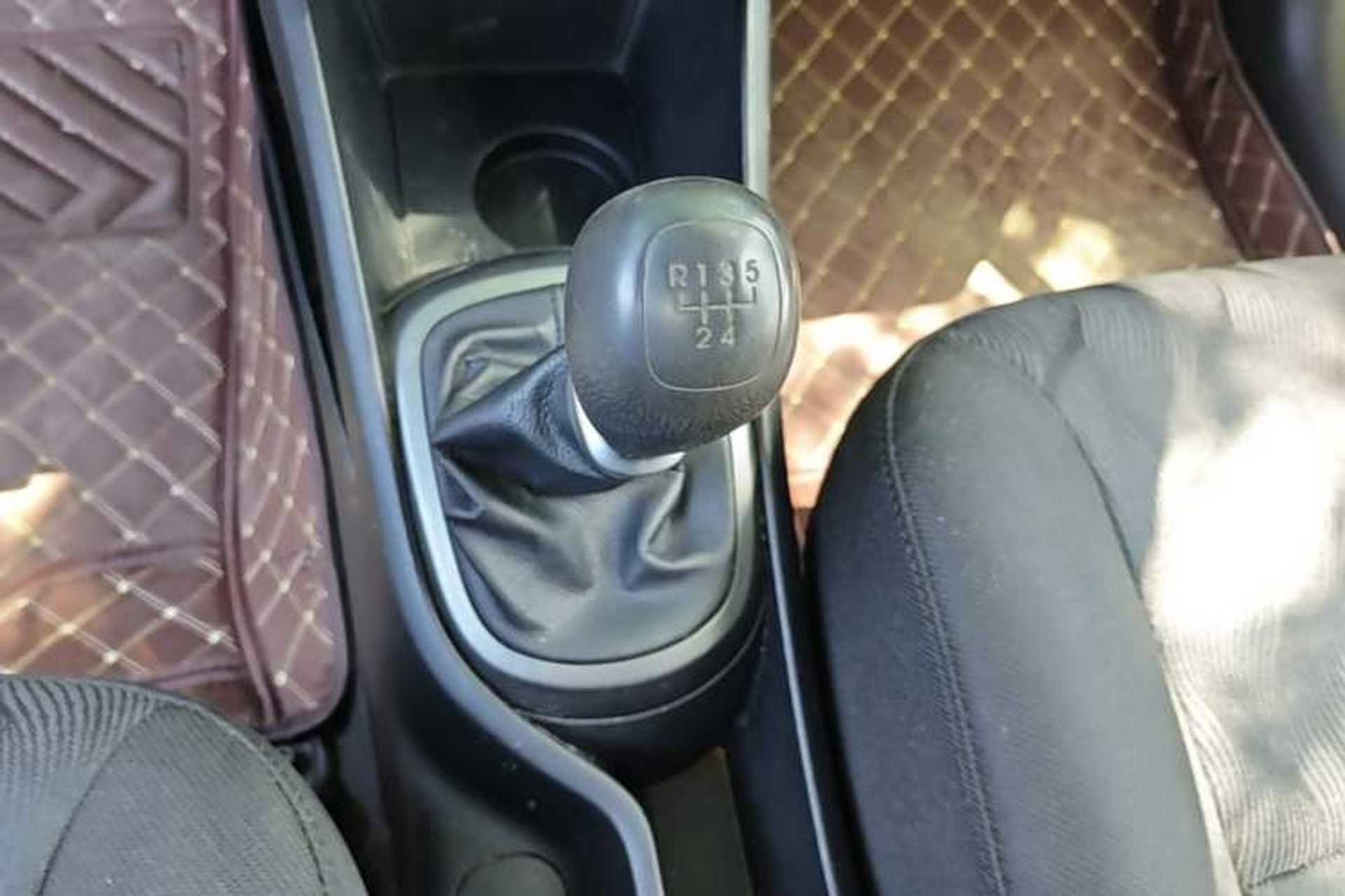 Used Kia K2 2012 Sedan 1.4L MT GLS Commemorative Edition Gear Lever