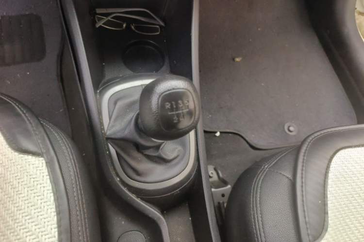 Used Kia K2 2012 Sedan 1.4L MT GLS Commemorative Edition Gear Lever