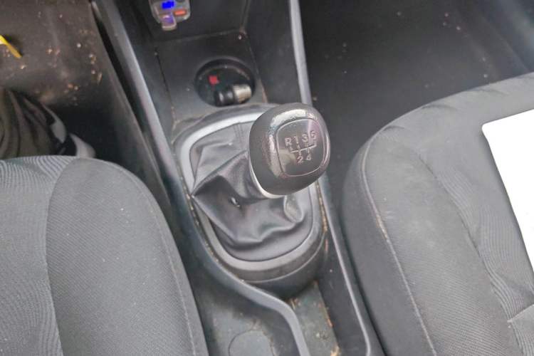 Used Kia K2 2012 Sedan 1.4L MT GLS Commemorative Edition Gear Lever