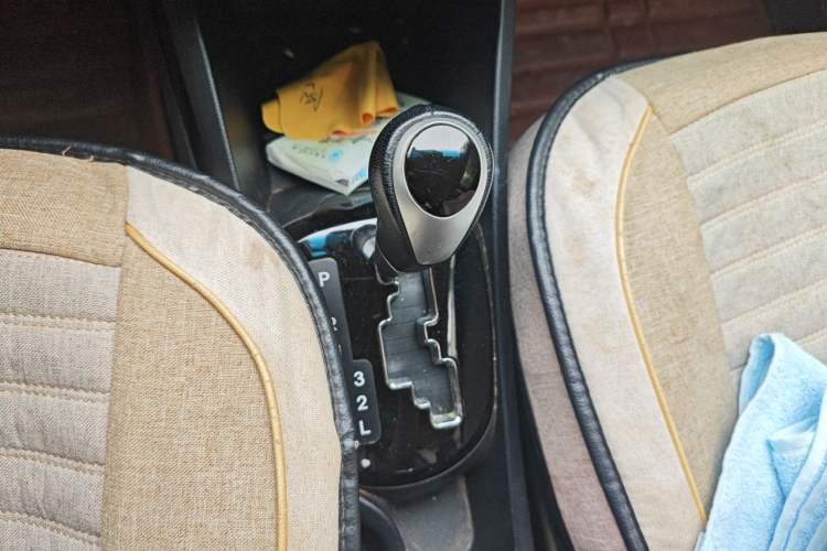 Used Kia K2 2012 Sedan 1.6L Automatic Transmission Premium Commemorative Edition Gear Lever