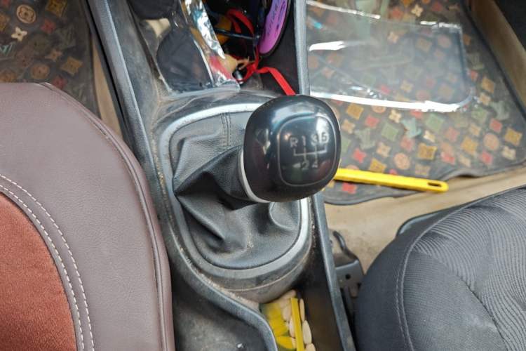 Used Kia K2 2012 Sedan 1.4L MT GLS Commemorative Edition Gear Lever