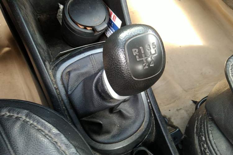 Used Kia K2 2012 Sedan 1.4L MT GLS Commemorative Edition Gear Lever