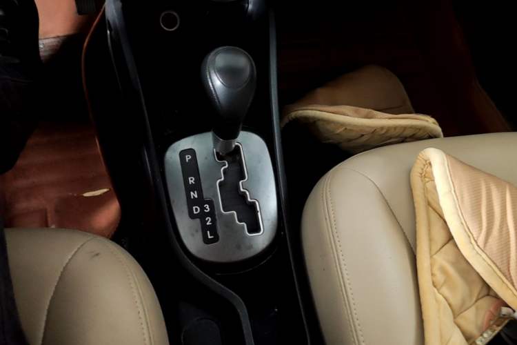 Used Kia K2 2012 Sedan 1.4L Automatic GLS Commemorative Edition Gear Lever
