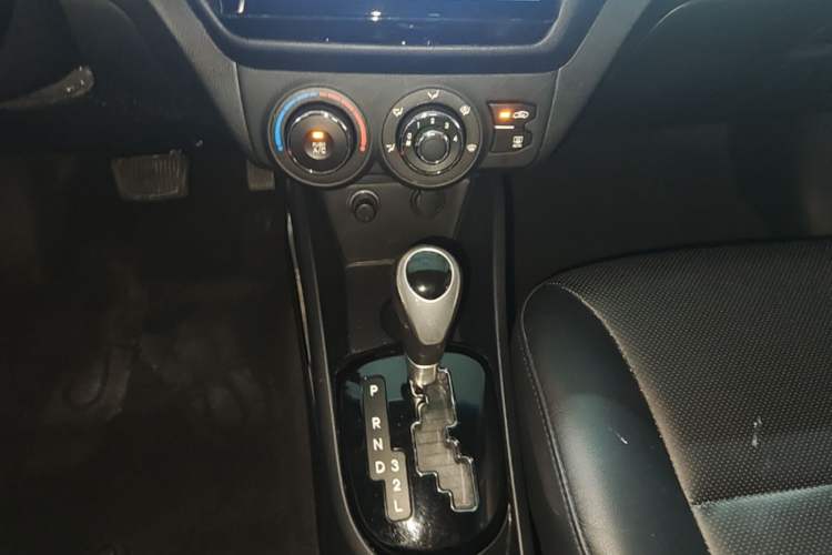 Used Kia K2 2012 Sedan 1.6L Automatic Transmission Premium Commemorative Edition Gear Lever