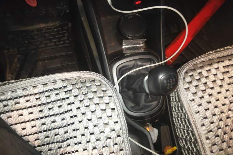 Used Kia K2 2012 Sedan 1.4L MT TOP Commemorative Edition Gear Lever