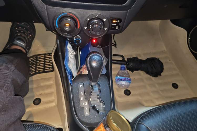 Used Kia K2 2012 Sedan 1.6L Automatic Transmission Premium Commemorative Edition Gear Lever