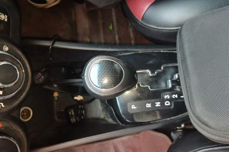 Used Kia K2 2012 Hatchback 1.4L Automatic Cool Edition Gear Lever
