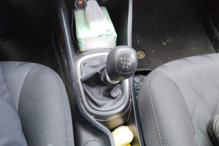 Used Kia K2 2012 Sedan 1.4L MT GLS Commemorative Edition Gear Lever