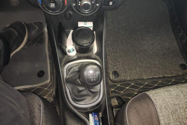 Used Kia K2 2012 Sedan 1.4L MT TOP Commemorative Edition Gear Lever