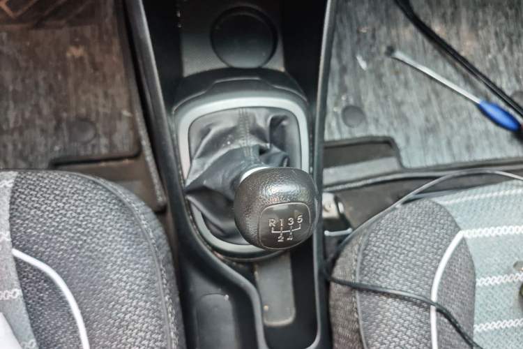 Used Kia K2 2012 Sedan 1.4L MT TOP Commemorative Edition Gear Lever