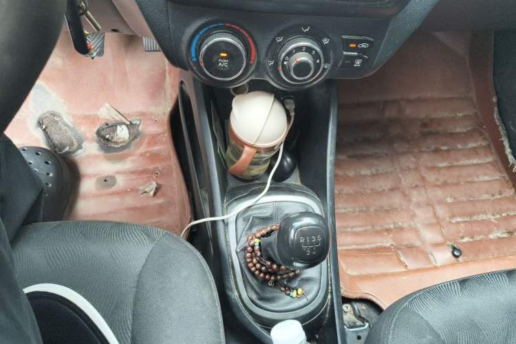 Used Kia K2 2012 Sedan 1.4L MT GLS Commemorative Edition Gear Lever