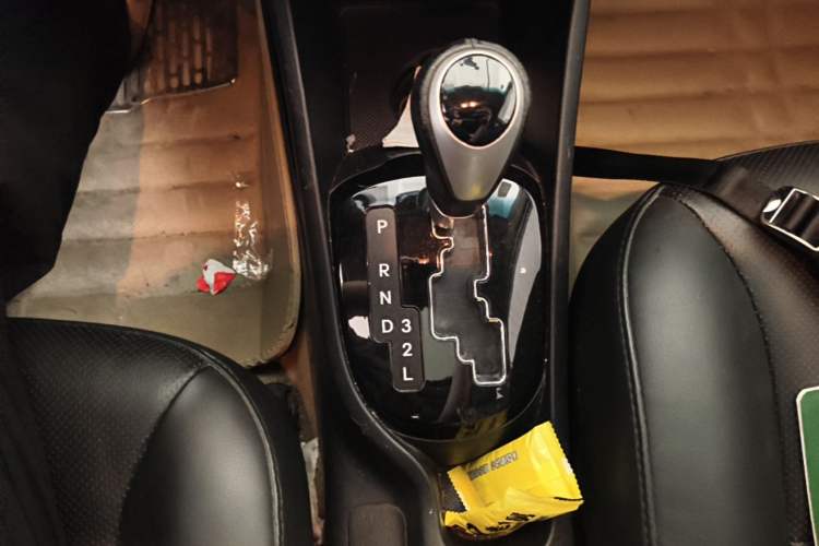 Used Kia K2 2012 Sedan 1.6L Automatic Transmission Premium Commemorative Edition Gear Lever