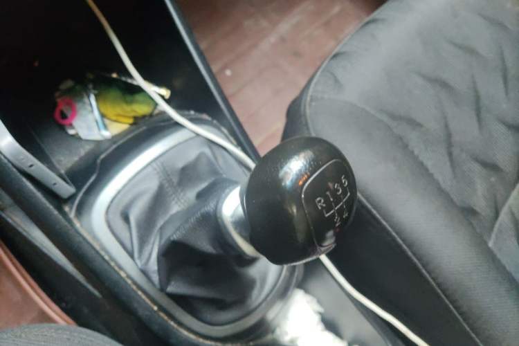 Used Kia K2 2012 Sedan 1.4L MT GLS Commemorative Edition Gear Lever