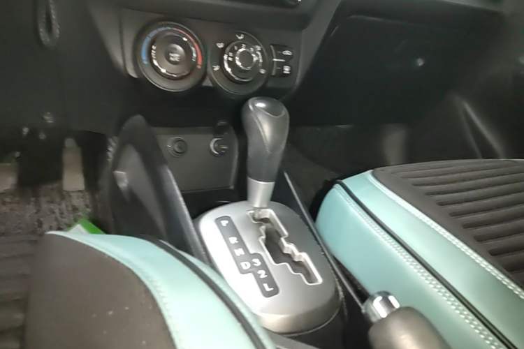 Used Kia K2 2012 Hatchback 1.4L AT GLS Commemorative Edition Gear Lever