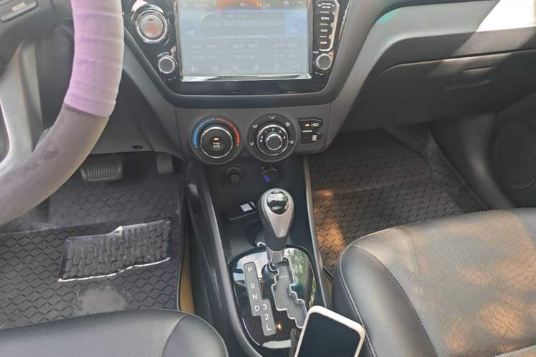Used Kia K2 2012 Hatchback 1.6L AT Premium Commemorative Edition Gear Lever